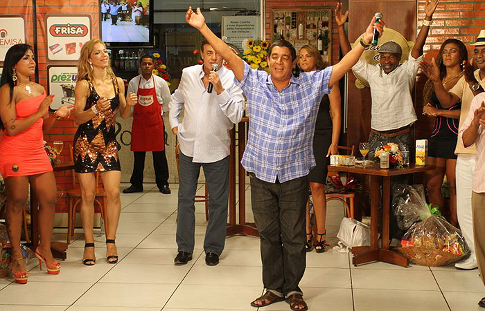 Zeca Pagodinho se diverte em gravação de programa no Rio