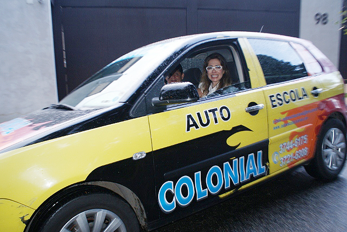 Luciana Gimenez encara aula de autoescola