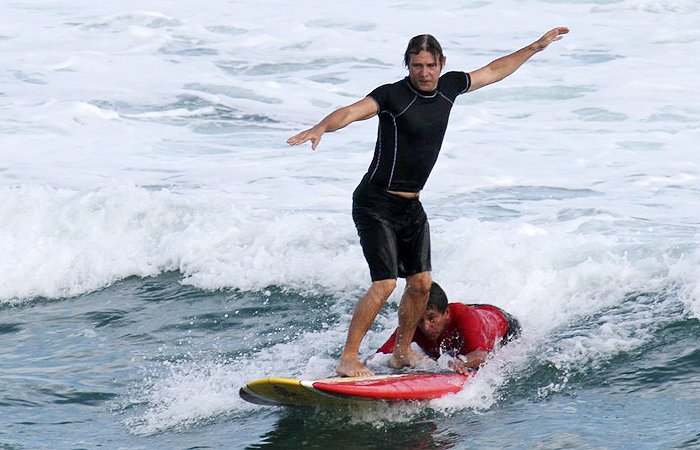 Angélica tem aula de surf com Nelson Freitas