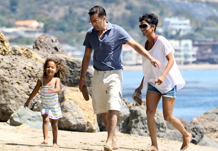 Halle Berry e Nahla se divertem na praia com Olivier Martinez