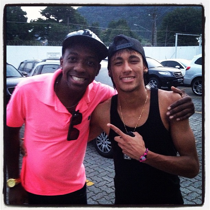 Neymar se encontra com Mumuzinho no CT do Santos
