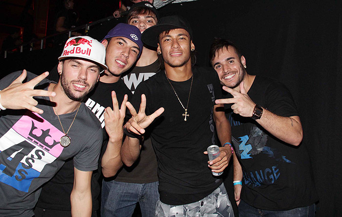 Neymar também conferiu a noite de música sertaneja com Michel Teló