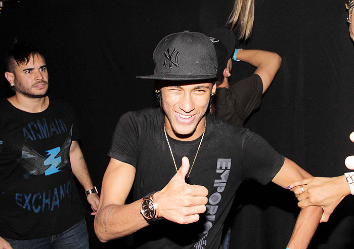 Neymar esbanja simpatia em noite de Michel teló em São Paulo