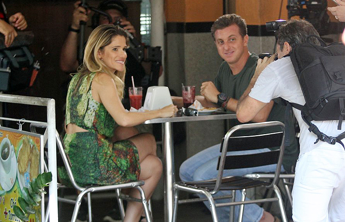 Ingrid Guimarães e Luciano Huck gravam em restaurante carioca