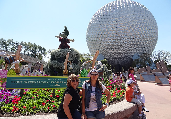 Amanda Françozo reencontra Mickey e Minnie na Disney