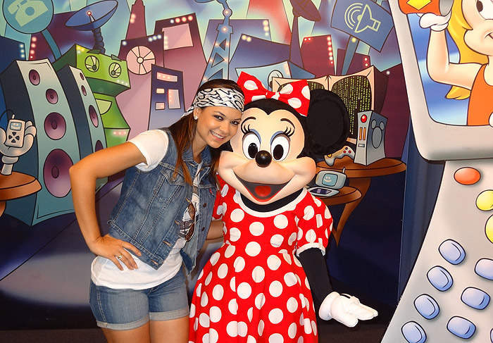 Amanda Françozo reencontra Mickey e Minnie na Disney