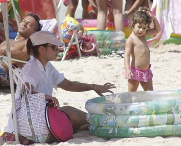 Amandha Lee leva a filha para brincar na praia