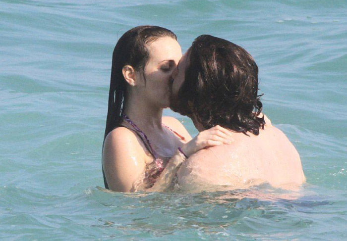 Com biquíni rosa, atriz de Gossip Girl se joga no mar do Rio de Janeiro
