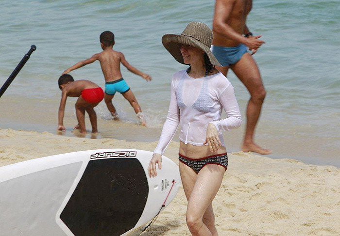 Fernanda Torres tem aulas de paddle surf em Ipanema, no Rio