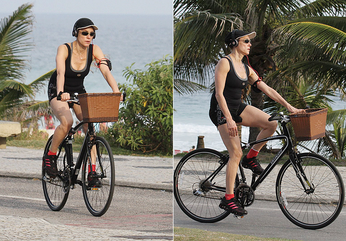 Christiane Torloni passeia de bicicleta por orla carioca