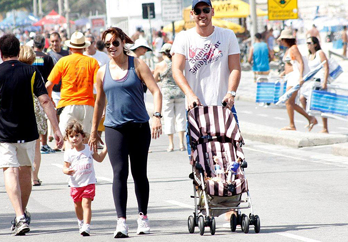 Amandha Lee e Nalbert passeiam com a filha no Leblon, no Rio