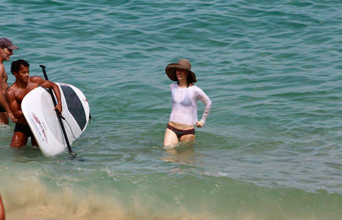 Fernanda Torres aproveita dia de sol para ter aulas de surf - O Fuxico