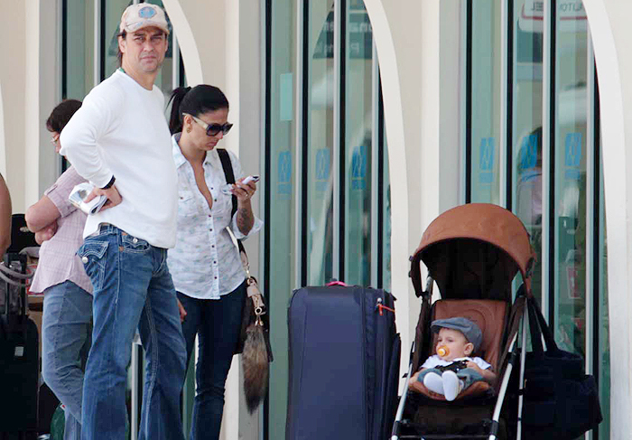 Marcelo Antony desembarca com a família em São Paulo