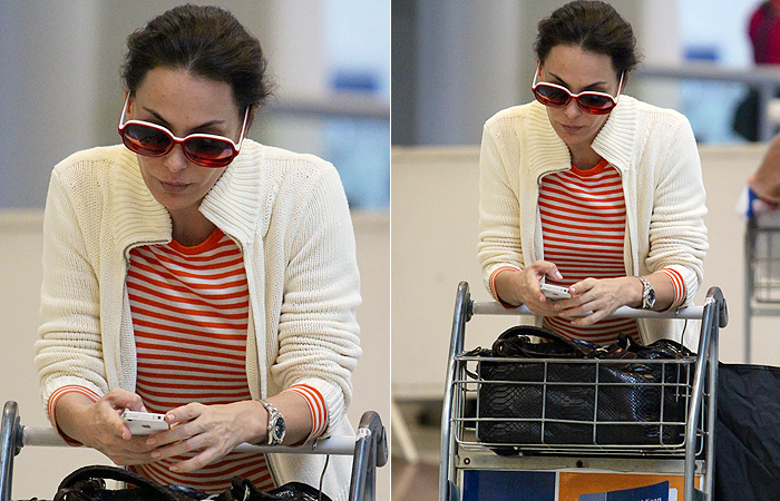 Carolina Ferraz usa óculos extravagantes em aeroportoFerraz 