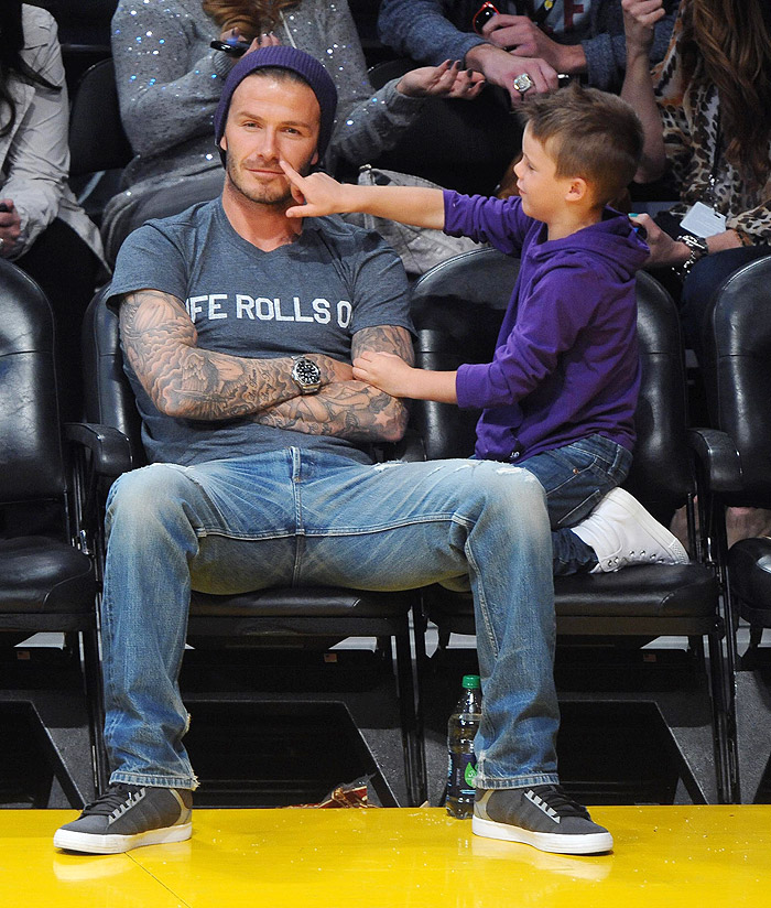 David Beckham paparica o filho Cruz durante jogo de basquete