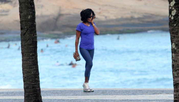 Gloria Maria se exercita sozinha, no Rio