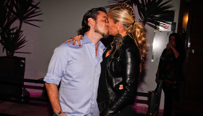 Adriane Galisteu ganha beijo do marido em sua festa de aniversário