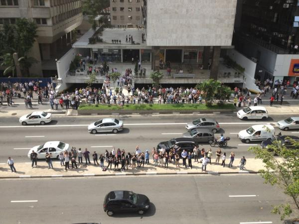 NX Zero faz show em cima de prédio na Av. Paulista