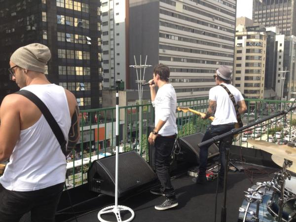 NX Zero faz show em cima de prédio na Av. Paulista