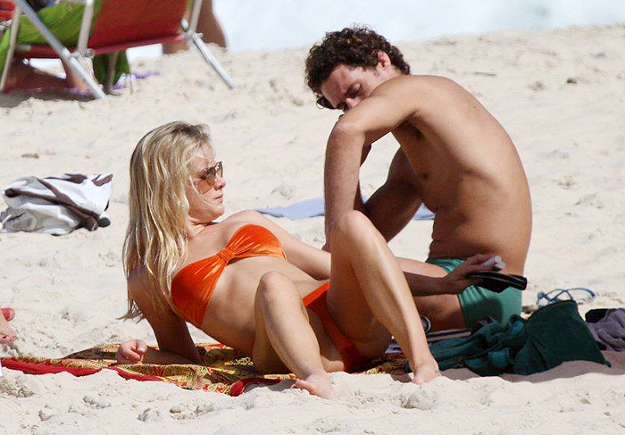 Fiorella Matheis e Flávio Canto relaxam na praia do Leblon 