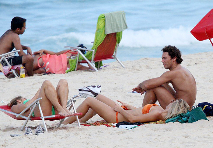 Fiorella Matheis e Flávio Canto relaxam na praia do Leblon 