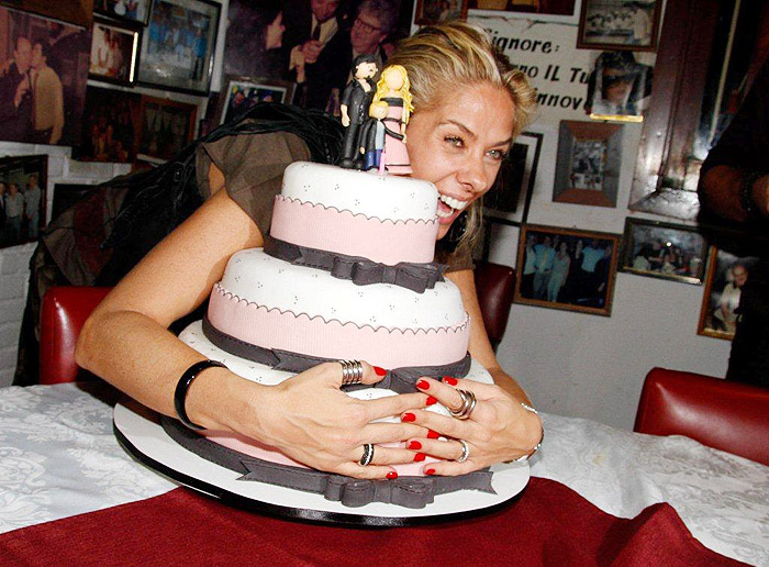 Adriane Galisteu abraça o bolo de aniversário