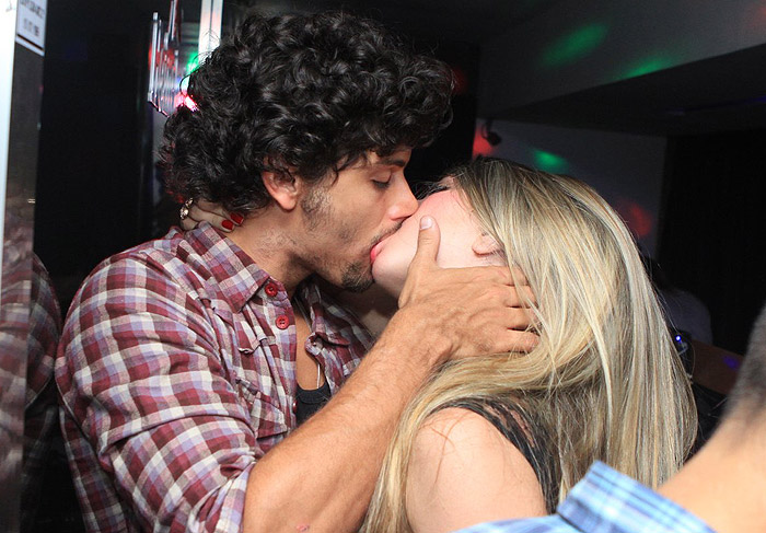 Jesus Luz beija muito em balada carioca