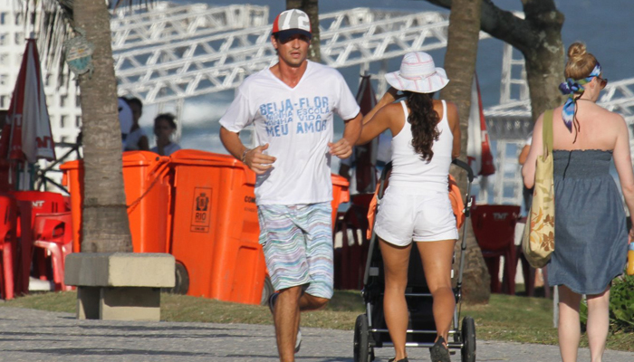 Ex-BB Fael corre pela praia em dia de sol no Rio