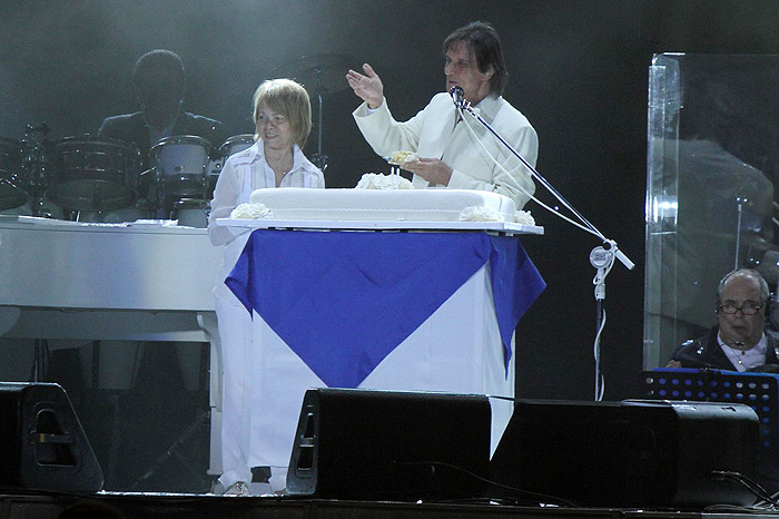 Roberto Carlos atrai multidão de fãs famosos e anônimos em seu no show de seu aniversário