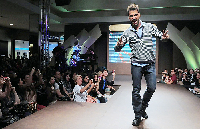 Júlio Rocha faz sucesso durante desfile em São Paulo