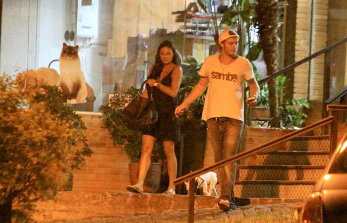 Isis Valverde leva o seu cachorro ao Pet Shop