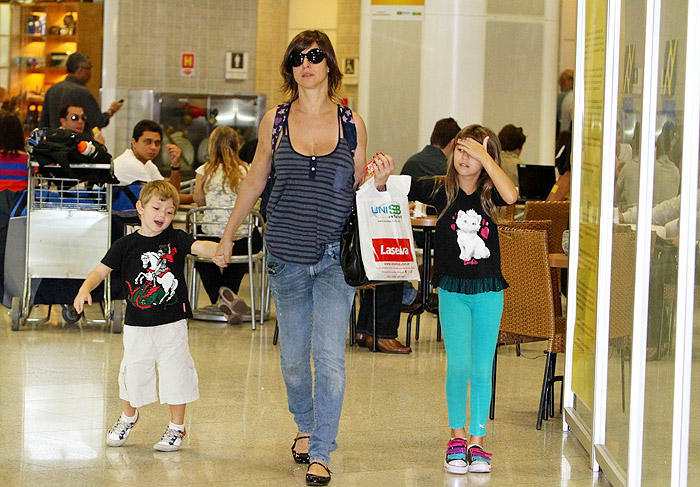 Maria Paula compra guloseimas com os filhos em aeroporto no Rio