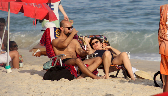 Debora Bloch curte fim de tarde com amigo na praia