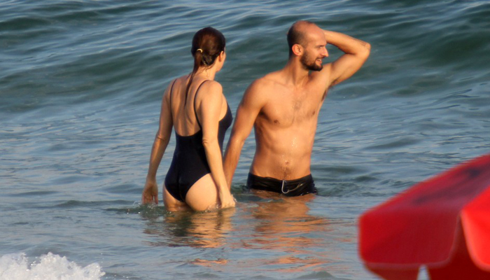 Debora Bloch curte fim de tarde com amigo na praia