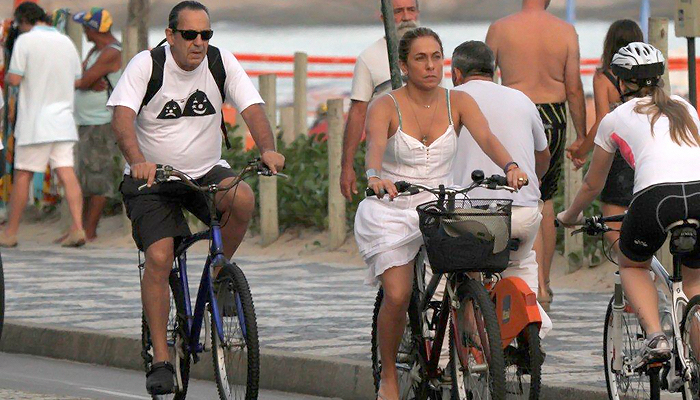 Cissa Guimarães anda de bicicleta na orla da Barra