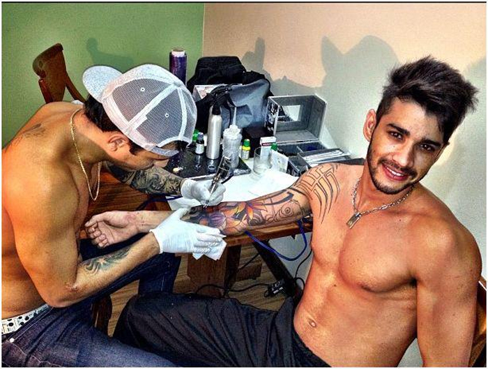 Gusttavo Lima exibe boa forma em sessão de tatuagem