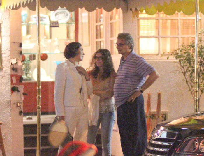 Lilia Cabral janta fora com o marido e a filha