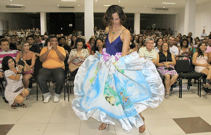Camila Pitanga dança o carimbó em estreia de filme no Pará