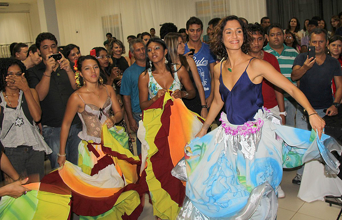 Camila Pitanga dança o carimbó em estreia de filme no Pará