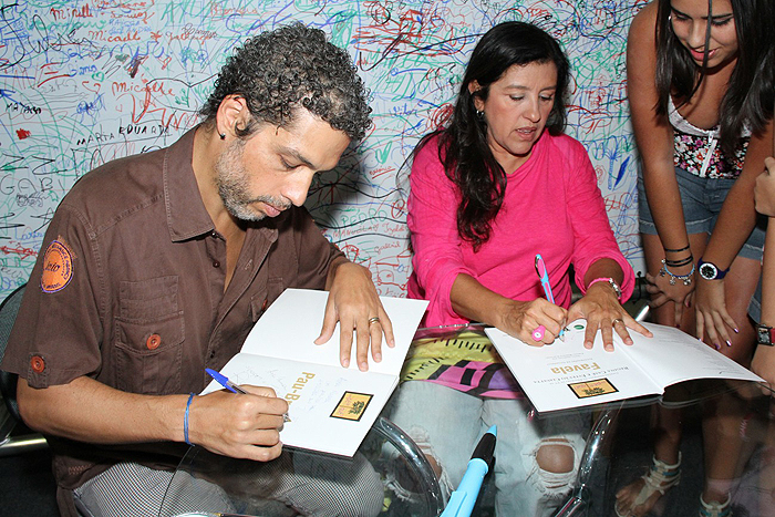 Com visual excêntrico, Regina Casé lança livros no Rio de Janeiro