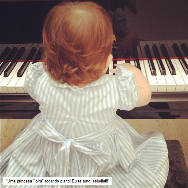 Mulher de Kaká posta foto da filha tocando piano