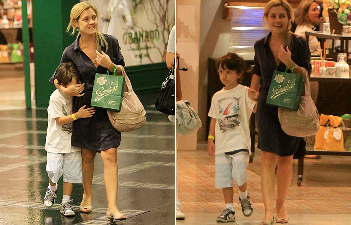 Adriana Esteves passeia em shopping com o filho
