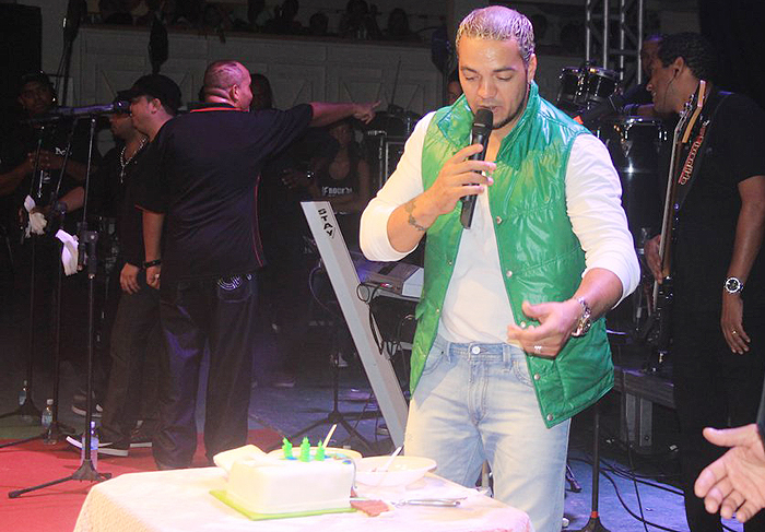 Belo ganha bolo de aniversário durante show em escola de samba
