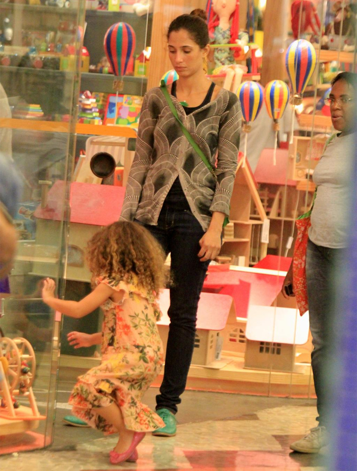 Camila Pitanga leva a filha Antonia ao shopping 