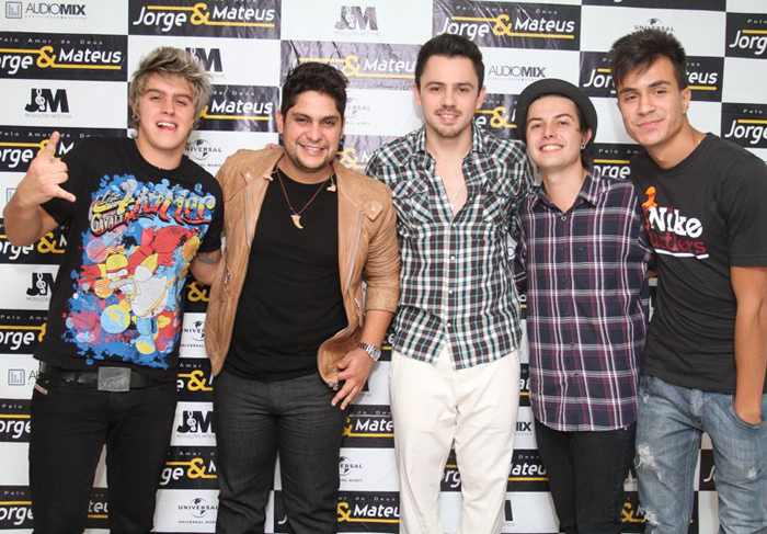 Meninos do Restart se rendem ao show sertanejo de Jorge e Mateus