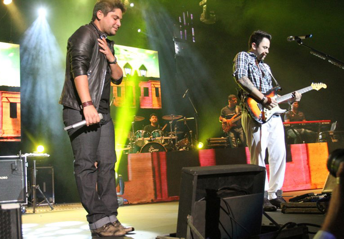 Meninos do Restart se rendem ao show sertanejo de Jorge e Mateus