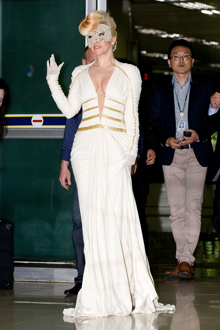 Lady Gaga chega a Seul mascarada para dar início à sua nova turnê