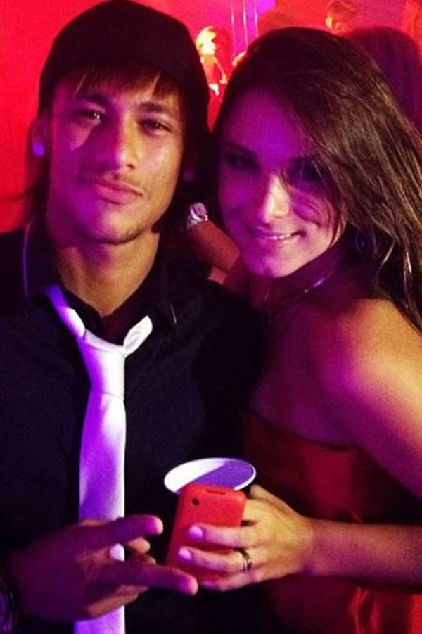 Neymar posta foto com morena e diz 