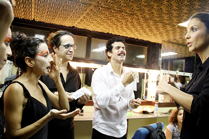 Ivete Sangalo prestigia espetáculo teatral em Salvador