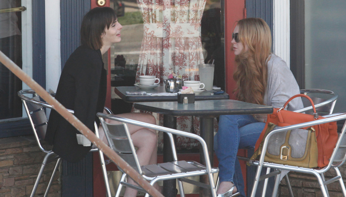 Lindsay Lohan almoça com a irmã enquanto Rosie O'Donnell a chama de drogada